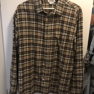 Weekday skjorta - Storlek M knappt använd