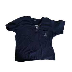T shirt - Jätte söt marinblå t-shirt med randig detalj vid knappen. Inga skador eller fläckar, skriv privat för fler bilder! 🙏💞
