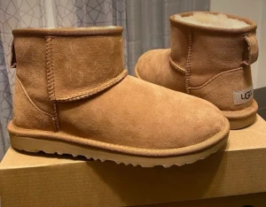 Ugg i nyskick - Skorna är i nyskick!  Pris går att diskutera.  Storlek: 37 