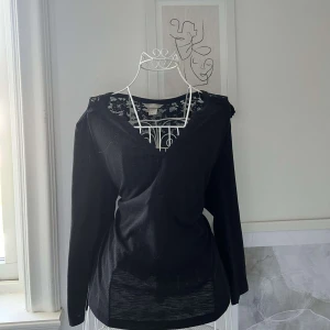 Svart topp med spets detaljer - Snygg topp med spets detaljer 