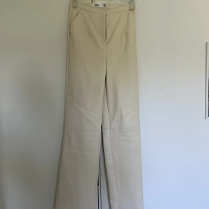 Läder byxor  - Säljer dessa läder byxor från missguide,fräscha nu till hösten! Använda få tal gånger men syns inte. De är långa på mig som är 175 cm 