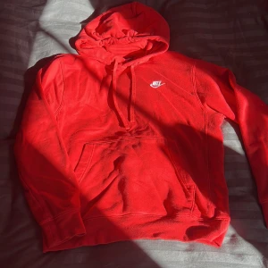 Röd Nike hoodie i strl S - jättefin röd Nike hoodie i storlek S, perfekt nu till höst och vinter❤️