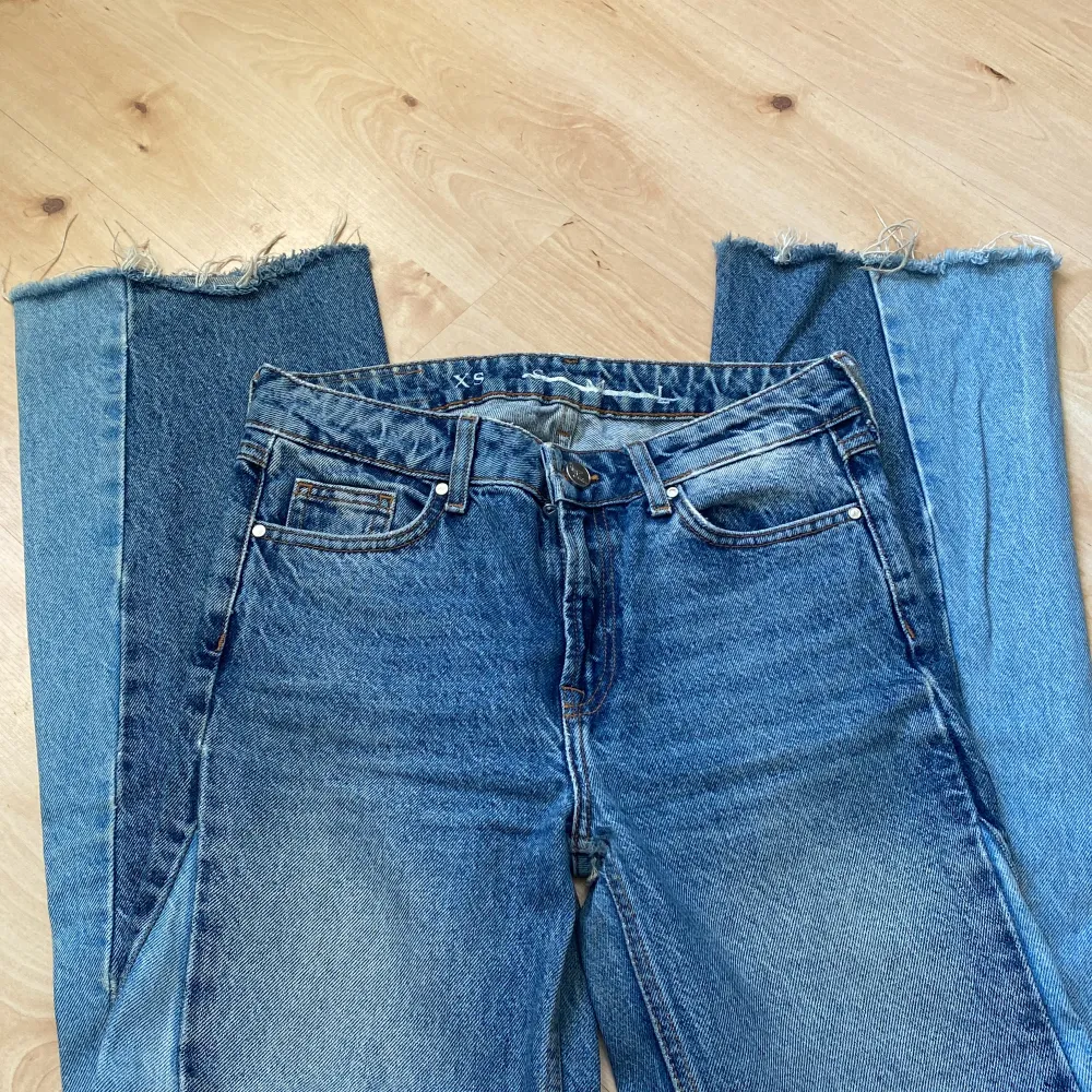 Skitsnygga jeans med cool detalj. Säljer då de bara ligger i skåpet pga fel passform på mig. Byxorna är lite slitna vid skrevet men inte värre än att man kan sy några stygn för att förstärka (bild 3). . Jeans & Byxor.