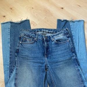 Jeans - Skitsnygga jeans med cool detalj. Säljer då de bara ligger i skåpet pga fel passform på mig. Byxorna är lite slitna vid skrevet men inte värre än att man kan sy några stygn för att förstärka (bild 3). 