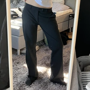 Randiga kostymbyxor  - Perfekta kostymbyxor. Skitsnygg passform, sitter såhär på mig som är 177cm med vanligtvis strl M. Dessa sitter oversized, uppskattar dem till strl L/liiiten XL🤍🖤