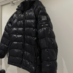 Peak jacka - Hej! Säljer min peak jacka då den tyvär var för liten för mig! Den är i fint skick, med inga skador 🖤