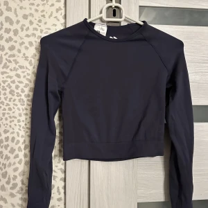 gym top - köpte från lager 157 i storlek xs men är lite stor på ärmarna så rekommenderar inte om du har lite smalare armar 
