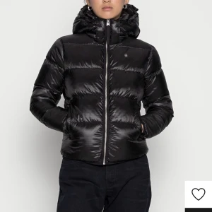 Vinter jacka  - Säljer min G star vinterjacka då den är för liten. Storlek xxs och väldig varm och skön. Köpt på Zalando för 1500 men säljer för 800 kan tänka mig att sänka priset skriv för egna bilder.