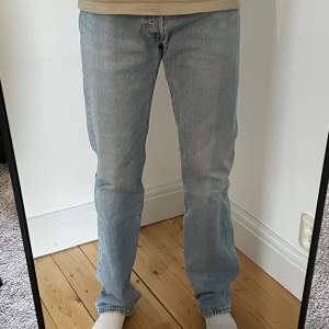 Säljer nu dessa feta jeans från Levis som är i bra skick. Finns en liten fläck som inte går bort men för att se den behöver man kolla nära. Hör av er för fler bilder och info!