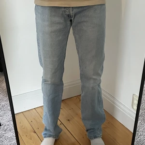 Levis 501 - Säljer nu dessa feta jeans från Levis som är i bra skick. Finns en liten fläck som inte går bort men för att se den behöver man kolla nära. Hör av er för fler bilder och info!