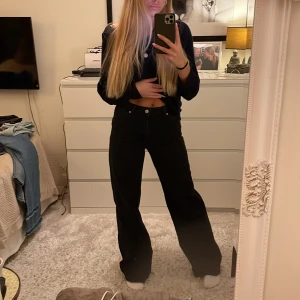 Svart monki jeans - Ett par svart wide leg jeans från monki. Storlek 26. Jag är 167cm