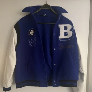 Baseboll jacka - As ball höstjacka!! En väldigt tjock och varm jacka som är perfekt till höst. Använd ca 1månad högst! Kommer tyvärr aldrig till användning längre.