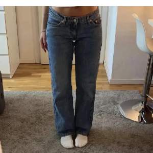 Säljer mina superfina Weekday jeans som köptes förra året. Inga defekter, säljer då de inte passar längre. Lånad bild. Skriv om fler bilder. De är helt slutsålda i denna färg. Strl 25/32 Nypris 590kr. Kan eventuellt tänka mig att mötas upp.