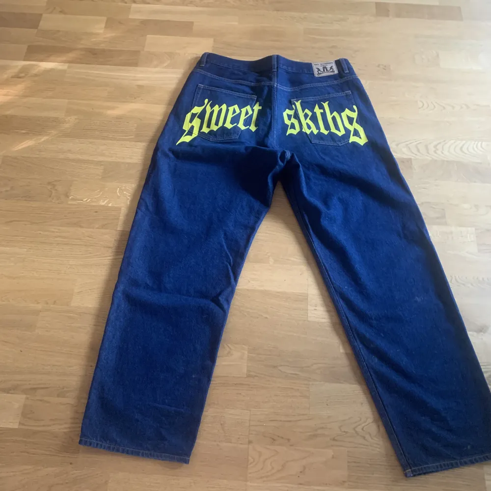 Sjukt feta baggy jeans med print bak med skön Evisu, Japan 2000 vibe. Condition 9/10. Jeans & Byxor.