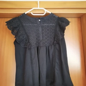 Söt blus! - Jätte fin topp från mng! Liknar den från mango! 💘 storlek s