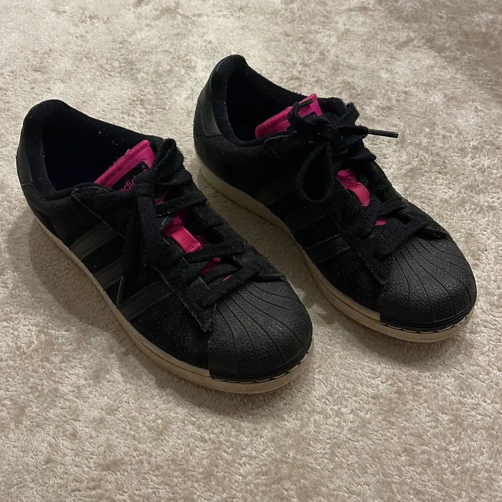 Adidas skor i rosa och svart! Fint skick men behöver sulor.  . Skor.