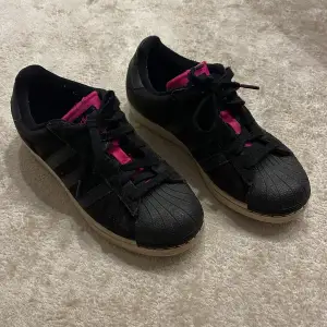 Adidas skor i rosa och svart! Fint skick men behöver sulor.  