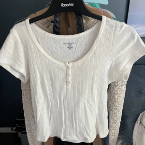 Tröja - Säljer denna jättefina t-shirt från Brandy Melville för endast 40kr. Säljer för jag ej använder den. Mycket bra skick☺️