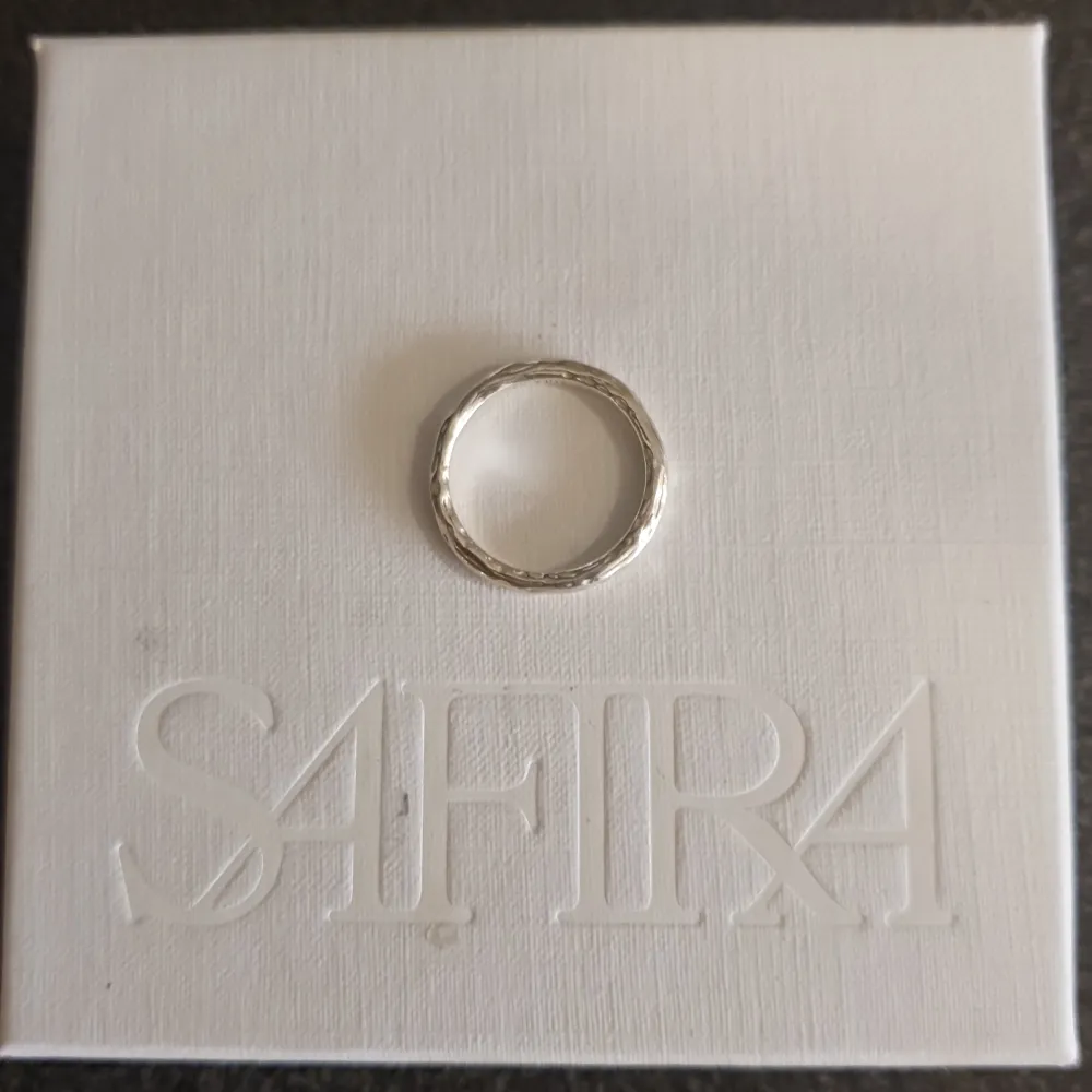 925silver ring från Safira oanvänd/nyskick  Storlek ca 16-16,5 170kr . Accessoarer.