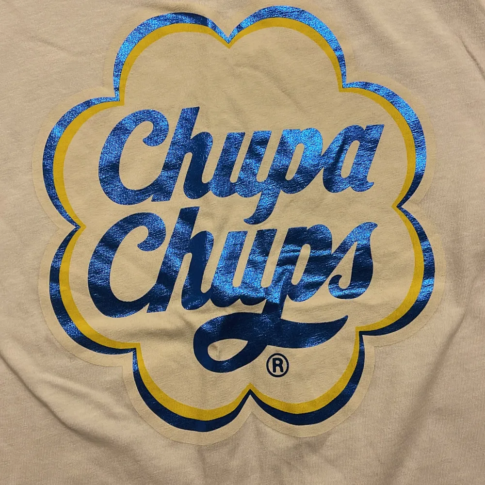 Zara T-shirt med Chupa Chups! Använd fåtal gånger. Djur och rökfritt hem!. T-shirts.