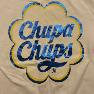 Zara T-shirt med Chupa Chups! Använd fåtal gånger. Djur och rökfritt hem!