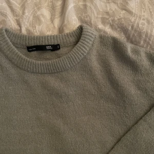 Stickad tröja  - Grön stickad tröja från lager 157. Jätte skönt material. Knappt använd. Storlek S men sitter perfekt oversized på mig som vanligtvis har XS eller S.