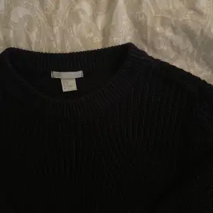 Svart stickad tröja från H&M. knappt använd, den är som ny! Storlek M men sitter perfekt på mig som vanligtvis har XS eller S.