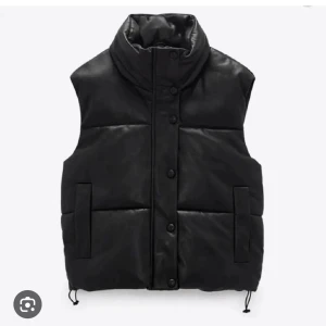 Zara väst - Säljer denna fina västen från zara som ör perfekt nu till hösten, västen ör i mycket gott skick 