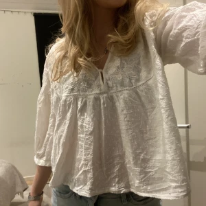 Trekvartsärmad blus - Jätte söt trekvartsärmad blus från Zara. Älskar verkligen detaljerna på bröstet😍 Inga defekter bortsett från att en knapp saknas, därav priset. Använd fåtal gånger. Storlek S men skulle säga att den passar xs-m beroende på hur man vill att den ska sitta! 