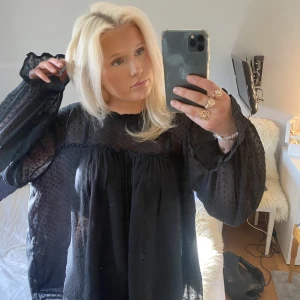 Blus - Jättefin svart blus, lite genomskinligt med prickar, köpt för 299 i nån butik i Spanien men kommer tyvärr inte till användning. Kan sänka priset vid snabb affär!!