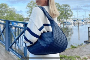 Blå flätad väska - Mörkblå väska från Classique Carriers. Priset är INTE prutbart❤️  Mått: 50x30 Vegansk!