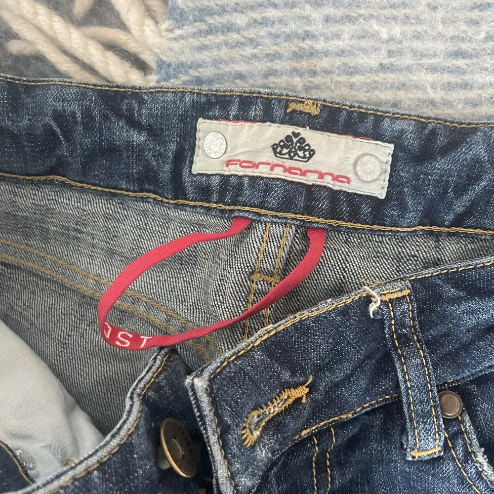 Inhandlade på vintagebutik i Milano.   Säljes pga lite för korta för mig, men annars jättesnygga. Kan inte utläsa exakt storlek men passar bra på mig som vanligtvis är en 26 i byxor. . Jeans & Byxor.