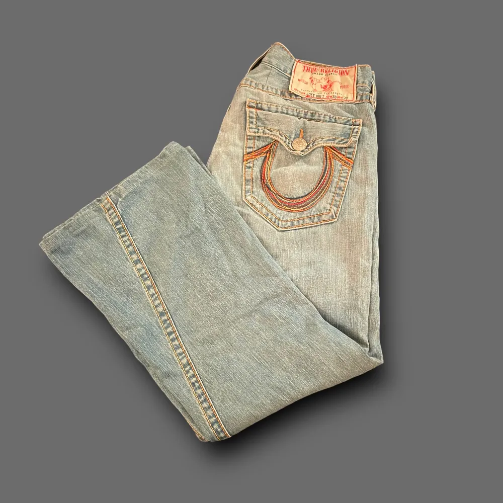 Mina gamla truenreligion jeans! Storlek w33😁stitchingen på tagen har delvis lossnat. Dem är flared eller bootcut. Jeans & Byxor.