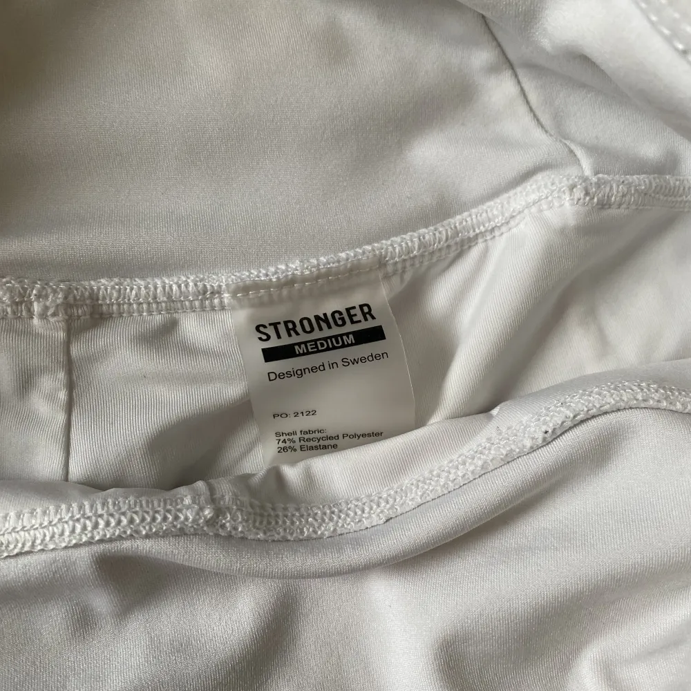 Vita shorts från stronger med ”mesh” fickor vid sidorna! Fint skick :)   Passar även S. . Shorts.