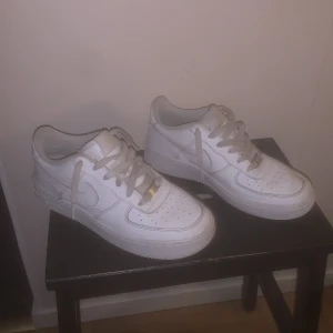 Vita Nike air force 1 - Helt vanliga vita air force 1 Pris kan diskuteras!! Tyvärr ingen skolåda, Skorna är i ganska bra skick och de är köpta för drygt ett halvår sen.