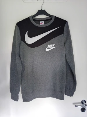 Nike tröja stl S - Grå Nike Tröja i bra skick storlek S, se bilder för skick 