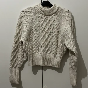 Stickad  - Lite vit beige stickad tröja 