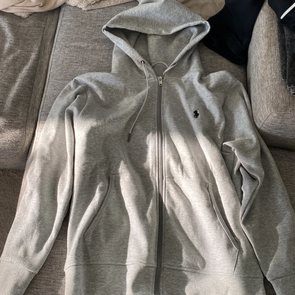 Hej säljer nu min Ralph lauren zip tröja då den inte längre passar. . Hoodies.