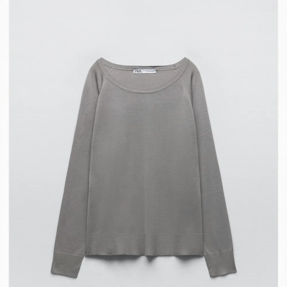 Säljer denna jätte sköna Basic tröjan från zara. Använd Max 1 gång❤️‍🔥😇. T-shirts.