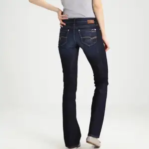 ISäljer mina mörkblåa bootcut Mavi jeans, storlek 25/30. Mycket bra skick då de endast använda fåtal gånger. Kan diskutera priset💗💗