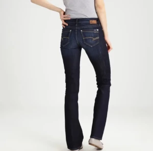 Mavi Bella bootcut jeans - ISäljer mina mörkblåa bootcut Mavi jeans, storlek 25/30. Mycket bra skick då de endast använda fåtal gånger. Kan diskutera priset💗💗