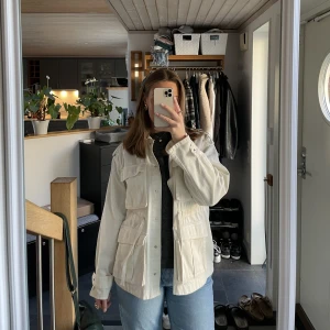 Jacka från H&M - Säljer denna jacka från h&m då den tyvärr inte kommer till användning 