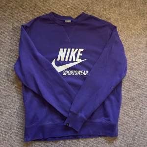 Vintage Nike Sweatshirt i lila från 80-talet. Bra skick (men använd väl). Storlek L men skulle säga att den passar S-L beroende på hur man vill att den sitter. Om ni har fler frågor så skriv bara😊 