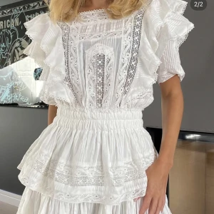 Studentklänning  - Säljer en studentklänning som aldrig kom till användning från by emilina 💕 lappen är kvar på och oanvänd💗