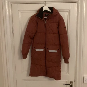 Everest vinterjacka/kappa - En fin vinterjacka/ kappa från Everest. Storlek 170 Sparsamt använd under förra vintersäsongen  Säljes pga att mitt barn vuxit ur den Nypris 999kr säljer den flr 450kr