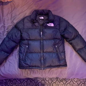 The north face jacka - Hej, säljer min fina north face jacka. Den är hel och fin. Hör av er vid fler frågor och bilder. 