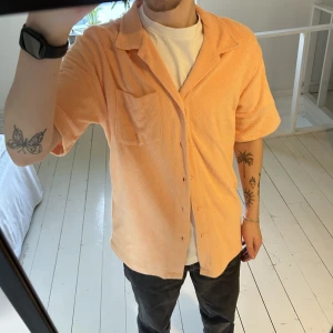 Skjorta i frotté  - Skjortan är från Lager 157 i storlek S. Nästintill oanvänd. 