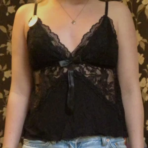 Svart topp - En jättesöt topp som fanns på pyjamas avdelningen i new yorker men tänkte mer ha den som fest topp. Helt ny med lappen kvar 