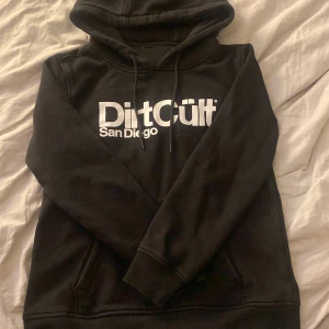 Dirtcult hoodie  - Kommer inte till användning och är endast testad. Storlek L🤔 men passar mig som har XS/S så skulle säga att den är väldigt liten i storlek. Nypris 699kr