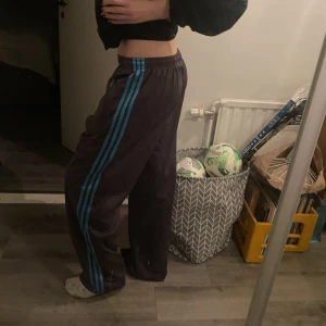 adidas byxor - köpte secondhand men dem är tyvärr för stora för mig 💋💋💋